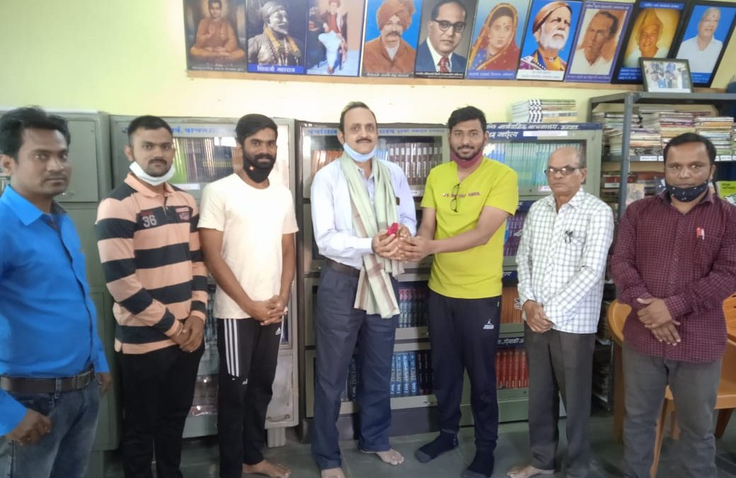 पंचशील वाचनालयामध्ये स्पर्धा परीक्षांच्या पुस्तकांचा आढावा घेण्यासाठी जिल्हा नियोजन अधिकाऱ्यांची भेट!