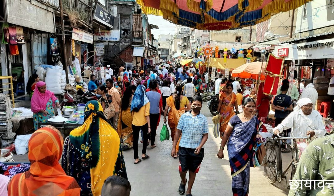 दिवाळी निमित्ताने नागरिकांची बाजारपेठेत खरेदीसाठी गर्दी….!