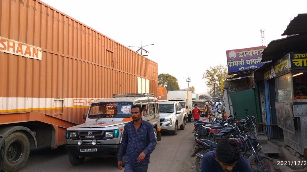 राष्ट्रीय महामार्गावर वाहतूक कोंडी, 5 किलोमीटरपर्यंत रांगाच रांगा !