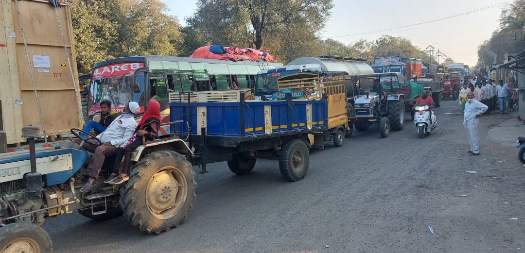 इंदूर – पुणे महामार्गावर वाहतूक कोंडी नित्याचीच, वाहतूक पोलिसांची नियुक्ती करण्यात यावी – मागणी !