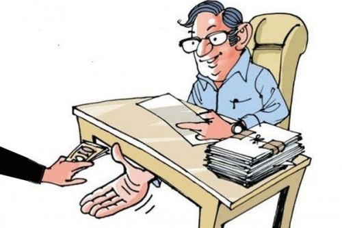 मासिक वेतन अदा करण्यापोटी १० हजार लाचेची मागणी – महिला अधिकाऱ्यासह तिघे लाचलुचपत प्रतिबंधक विभागाच्या जाळ्यात
