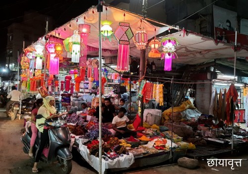 दिवाळी सणासाठी सजल्या बाजारपेठा….ऑनलाईन खरेदीचा बसतोय फटका
