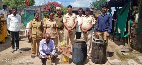 ७१००० रुपयांची गावठी दारू व रसायन जप्त, वडनेर भैरव पोलिसांची कामगिरी : ४ जणांना अटक
