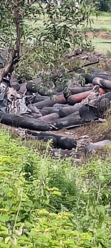 बघा व्हिडिओ – मनमाड जवळील कानडगाव जवळ हायड्रोजन सिलेंडर वाहतूक करणारी गाडी पलटली