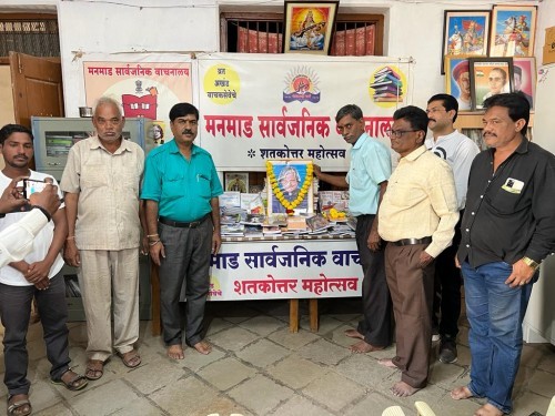 वाचक प्रेरणा दिन – मनमाड सार्वजनिक वाचनालयात आमदार मिर्झा यांच्या निधीतून २८१ पुस्तकांची ग्रंथ संपदा वाचकांसाठी समर्पित