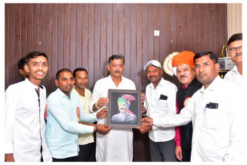 छत्रपती संभाजी राजे यांना प्रतिमा भेट