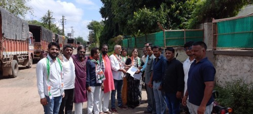 मनमाड शहरातील खड्डेमय रस्त्यांप्रश्र्नी राष्ट्रवादी आक्रमक ; केला न पा प्रशासनाचा निषेध