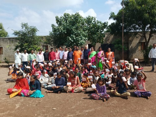 मनमाड शहर राष्ट्रवादी तर्फे दिवाळी आनंदाची निमित्त आश्रमशाळेत फराळ वाटप