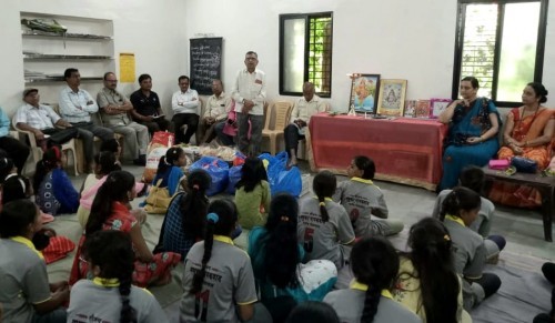 कनाशी येथील शबरीमाता आश्रमास मनमाडकरांची दिवाळी भेट….