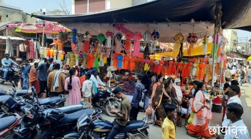 दिवाळी सणानिमित्ताने नागरिकांची बाजारपेठेत खरेदीसाठी गर्दी