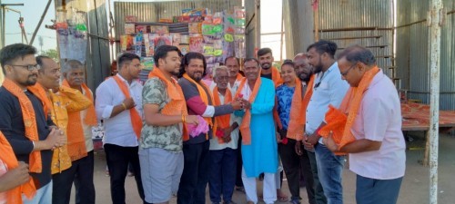 सामाजिक बांधिलकी जपत मनमाड फटाका असोसिएशन ने दिली पाण्याची टाकी भेट