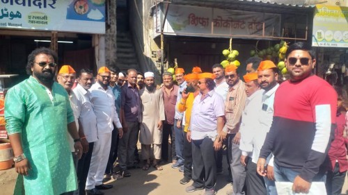 मनमाड शहर शिवसेना उद्धव बाळासाहेब ठाकरे गटाच्या पदाधिकाऱ्यांनी व्यापाऱ्यांना दिल्या दिवाळीच्या शुभेच्छा