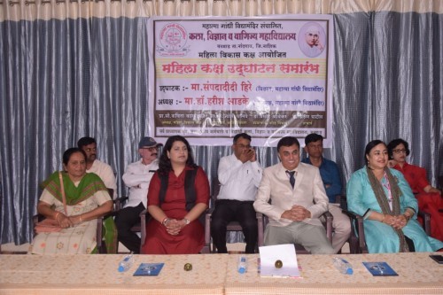 मनमाड महाविद्यालयात महात्मा गांधी विद्यामंदिर संस्थेच्या विश्वस्त संपदा दीदी हिरे यांच्या हस्ते महिला कक्षाचे उद्घाटन