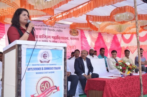 मनमाड महाविद्यालयात महात्मा गांधी विद्यामंदिर संस्थेच्या विश्वस्त संपदा दीदी हिरे यांच्या हस्ते आंतर विभागीय कबड्डी स्पर्धेचे उद्घाटन संपन्न