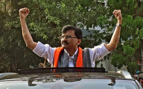 आलोय बाहेर…बघू आता – संजय राऊत यांचा विरोधकांना इशारा