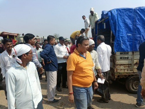 बघा व्हिडिओ – मनमाड बाजार समिती चे प्रशासक विघ्ने थेट लिलावाच्या ठिकाणी ; जाणून घेतल्या शेतकरी आणि व्यापाऱ्यांच्या अडचणी