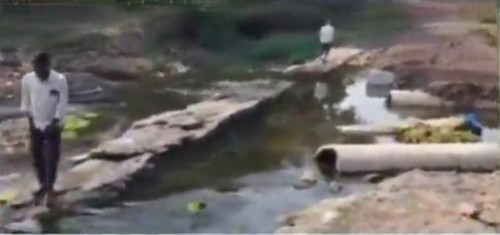 स्मशानभूमीला जोडणारा मुख्य रस्ता त्वरित दुरुस्त करावा अन्यथा आंदोलन !