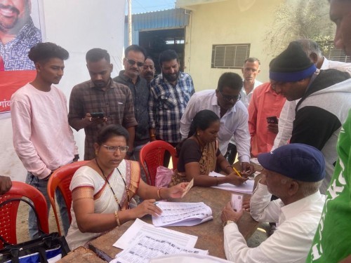 मतदार नोंदणी आणि आधार लिंक अभियानास मनमाडकरांचा प्रतिसाद