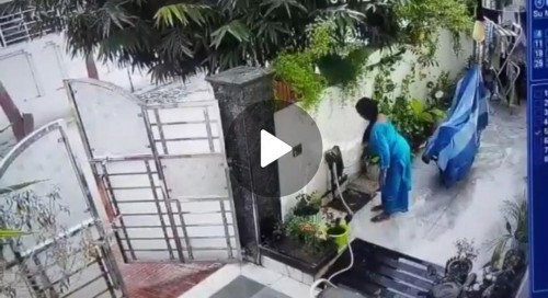बघा व्हिडिओ – घरात घुसून महिलेच्या गळ्यातील सोन्याची चेन ओरबाडली
