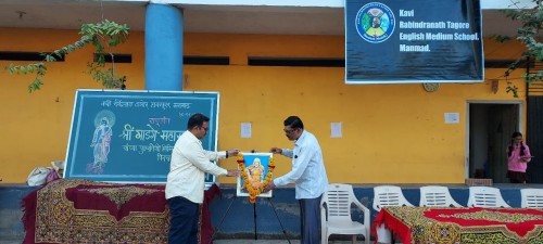 के आर टी शाळेत थोर संत गाडगे महाराज यांना पुण्यतिथी निमित्त विनम्र अभिवादन