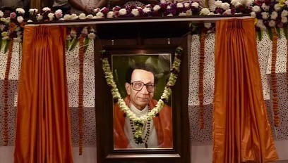 बघा व्हिडिओ – शिवसेनाप्रमुख बाळासाहेब ठाकरे यांच्या जयंतीनिमित्त त्यांच्या तैलचित्राचे  विधानभवनात समारंभपूर्वक अनावरण