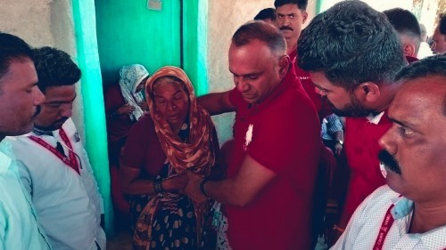 रेल्वे अपघातात मृत्यमुखी पडलेल्या चार कर्मचाऱ्यांच्या कुटुंबियांना एन.आर.एम.यु तर्फे प्रत्येकी एक लाखाची मदत