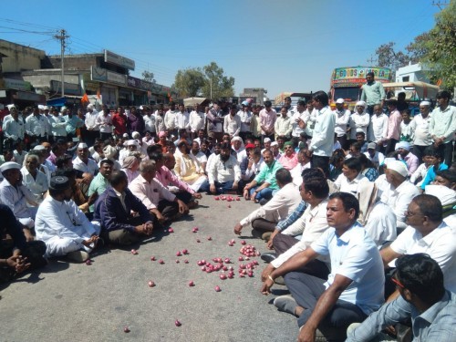 कांदा निर्यात सुरू करून २००० प्रति क्विंटल हमीभाव मिळावा – मनमाडला महाविकास आघाडीचा रास्ता रोको