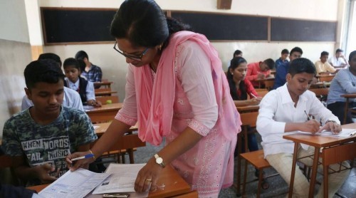 दहावी – बारावी परीक्षार्थींना परीक्षेसाठी मिळणार १० मिनिटे अधिक