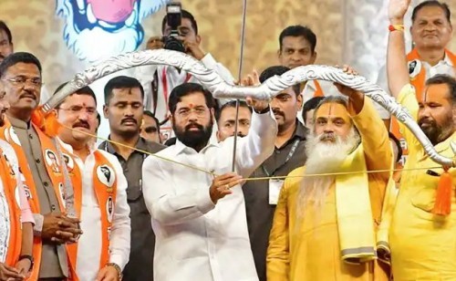 निवडणूक आयोगाचा अभूतपूर्व निकाल – शिवसेना पक्षाचे नाव आणि धनुष्यबाण चिन्ह शिंदे गटाला