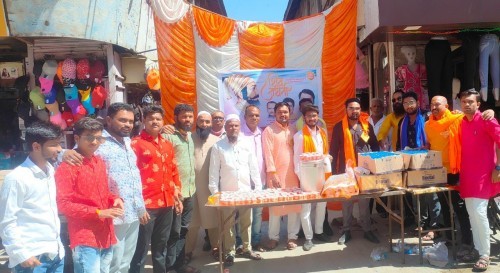 युवासेने तर्फे मनमाडला चहा – पाणी वाटप