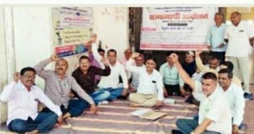 मनमाड महाविद्यालयात शिक्षकेतर कर्मचाऱ्यांचा बेमुदत संप