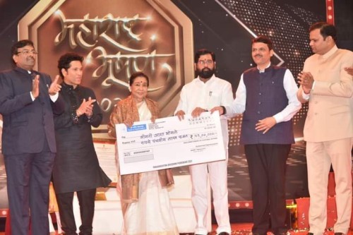 ज्येष्ठ गायिका आशा भोसले महाराष्ट्र भूषण पुरस्काराने सन्मानित