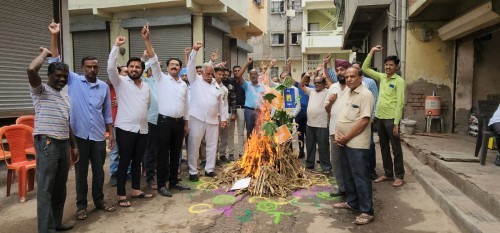 बघा व्हिडिओ – मनमाडच्या व्यापाऱ्यांनी केली अमेझॉन, फ्लिपकार्ट सह विदेशी कंपनीच्या वस्तूंची होळी