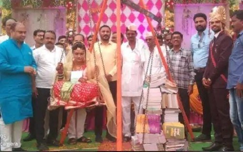 नवरीची पुस्तक तुला करून ग्रंथ आणि पुस्तके ग्रंथालयाला दिली भेट – वधू पित्याची अशीही संकल्पपूर्ती