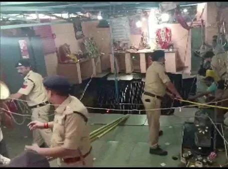 मध्य प्रदेशातील इंदूर मध्ये मंदिरात दुर्घटना – १३ भाविक ठार