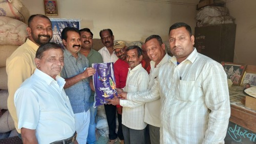 नांदगाव शहरात १०० रुपयात आनंदाचा शिधा वाटप शुभारंभ करण्यात आला.