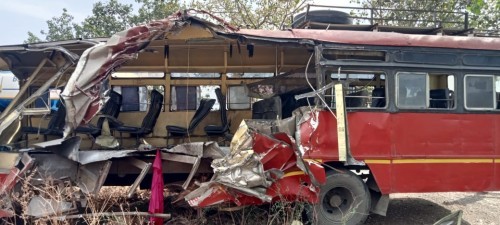 नांदुरीहून परतणाऱ्या मनमाड आगाराच्या बस ला अपघात – महिला बस कंडक्टर सह दोहोंचा चा मृत्यू,अनेक प्रवाशी जखमी