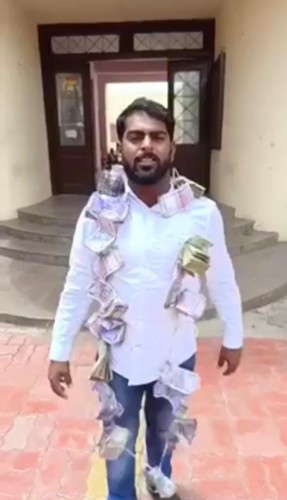 बघा व्हिडिओ -विहीर मंजुरीसाठी पैशाची मागणी – तरुण सरपंचाने उधळल्या चक्क दोन लाखांच्या नोटा