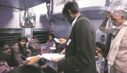 फ्लाईंग स्क्वाड ने विनातिकीट रेल्वे प्रवास करणाऱ्यांकडून केला १५ लाख रुपये दंड