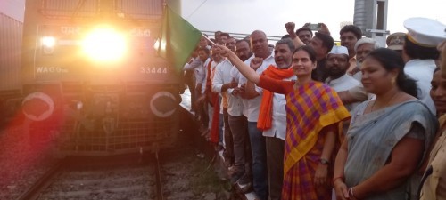 कुशीनगर, कामायनी आणि जनता ह्या रेल्वे गाड्या थांबणार नांदगाव स्थानकावर – ना. भारती पवार यांनी दाखविला हिरवा झेंडा