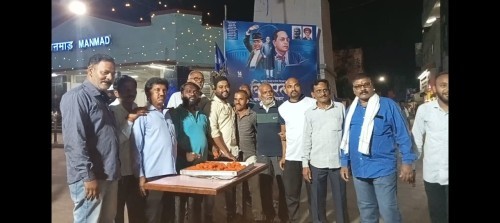विश्व रत्न महामानव परम पूज्य डॉ.बाबासाहेब आंबेडकर यांच्या 132 व्या जयंती निमित्त रेल्वे स्टेशन रिक्षा युनियनच्या वतीने लाडु वाटप