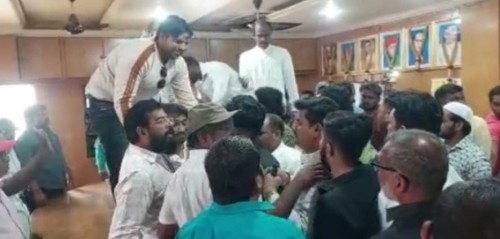 मनमाड ला माघारीच्या दिवशी मार्केट कमिटीतच फ्रीस्टाइल – शिंदे आणि ठाकरे गट एकमेकांना भिडले