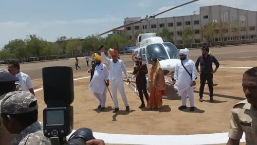 मालेगाव मध्ये लग्नासाठी वधू वराची हेलिकॉप्टर मधून एन्ट्री – सर्वत्र चर्चा या लग्नचीच