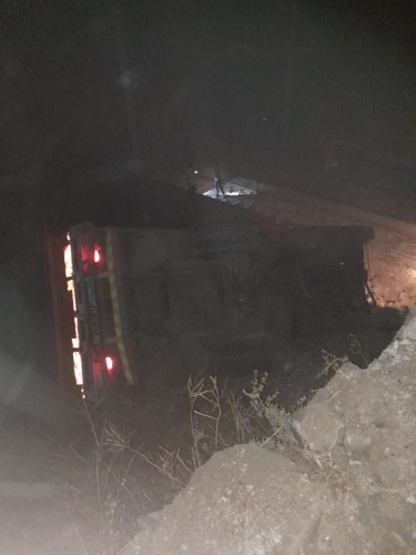 अनकवाडे शिवारातील पुलाचे कठडे तोडून ट्रक खाली कोसळला – चालक जखमी