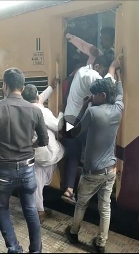 बघा व्हिडिओ – धुळे – मुंबई गाडीत प्रवाशांना करावा लागतोय जीवघेणा प्रवास