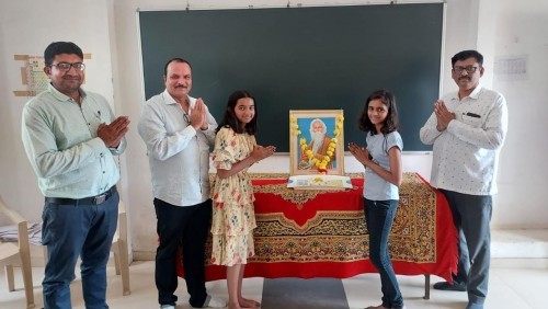 मनमाड येथील कवी रबिन्द्रनाथ टागोर इंग्लिश मिडीयम स्कूलमध्ये कवि रबिंद्रनाथ टागोर यांची जयंती साजरी करण्यात आली
