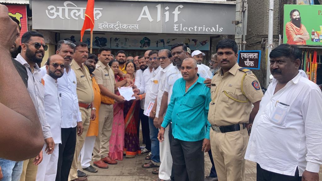 शिवसेना उद्धव ठाकरे गटाकडून भाजपाच्या किरीट सोमय्या यांच्या प्रतिमेला जोडे मारत केला निषेध