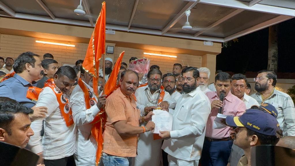 मराठा समाजाला आरक्षण देण्यासाठी युद्ध पातळीवर प्रयत्न करण्यात यावे – मनमाड च्या पदाधिकाऱ्यांची मुख्यमंत्र्यांकडे मागणी