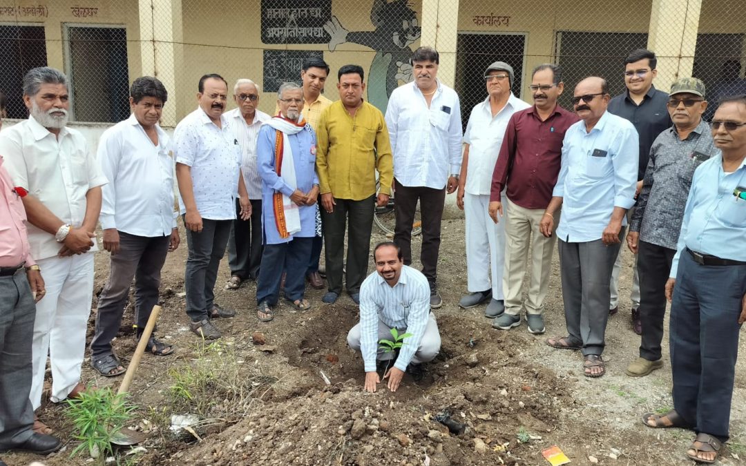 “हिरवी वनराई – हिरवी बेटे” उपक्रमांतर्गत शंभर वृक्षांचे रोपण – मनमाड बचाव कृती समितीचा पुढाकार