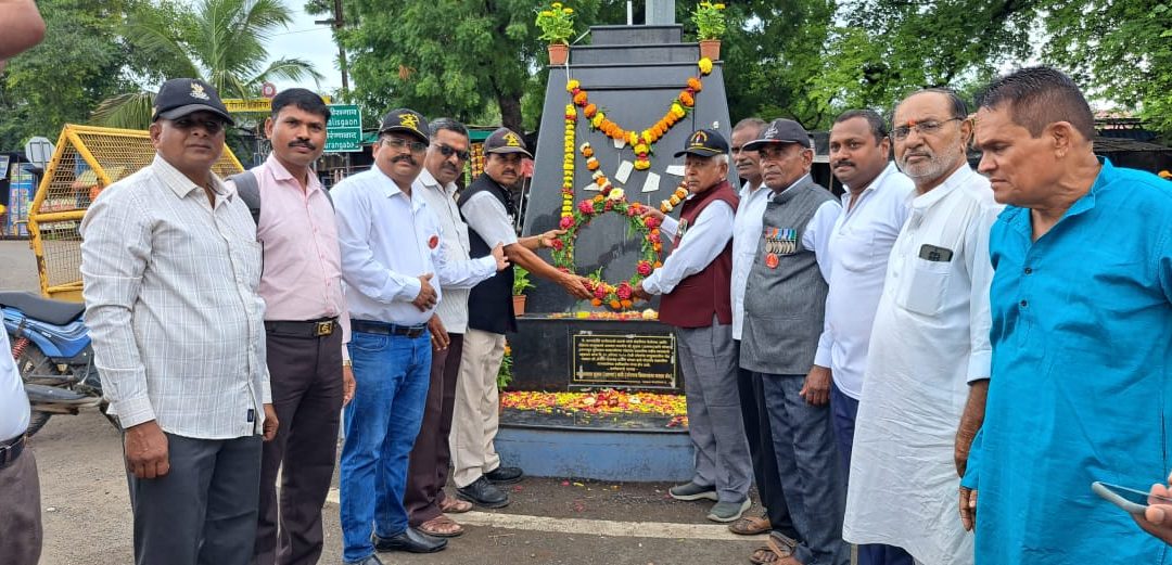 नांदगाव   येथील हुतात्मा स्मारकावर कारगिल विजयी दिनानिमित्त अभिवादन